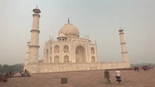 Agra, Ινδία, 10 Νοεμβρίου 2019, Taj Mahal, οι τουρίστες σπεύδουν να δουν την ομορφιά του τζαμιού μέρος 2 — Αρχείο Βίντεο