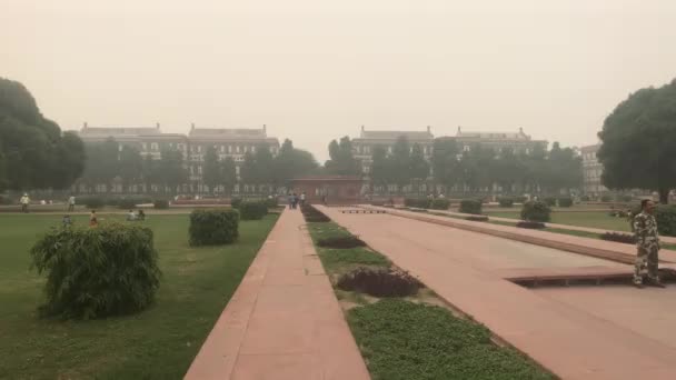 Νέο Δελχί, Ινδία, 11 Νοεμβρίου 2019, οι τουρίστες στον ορίζοντα εξερευνήσουν την περιοχή — Αρχείο Βίντεο