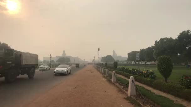 Nova Deli, Índia, 11 de novembro de 2019, tráfego na rua em tempo nublado — Vídeo de Stock