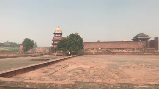 Agra, Hindistan, 10 Kasım 2019, Agra Kalesi, kalede yalnız bir turist yürüyor. — Stok video