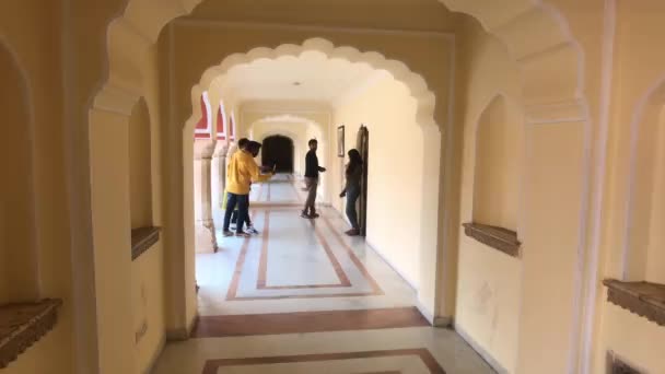 Jaipur, India - 04 november 2019: Stadspaleis toeristen staan in de gang van een prachtig gebouw — Stockvideo