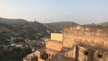 Jaipur, Hindistan, Kasım 05, 2019 Birçok kapı ve penceresi olan eski bir kalenin Amer Kalesi 5. Bölüm