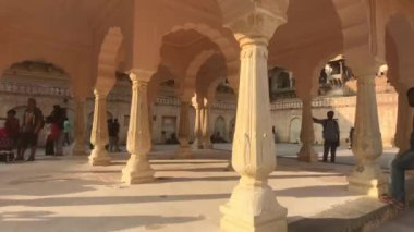 Jaipur, Hindistan, Kasım 05, 2019, Amer Kalesi turistleri koloni salonunun kemerleri altında yürür.