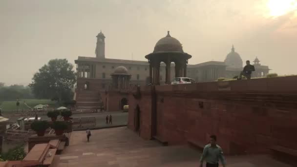 New Delhi, India, 11 november 2019, een toerist loopt de trap op tegen de achtergrond van oude architectuur — Stockvideo