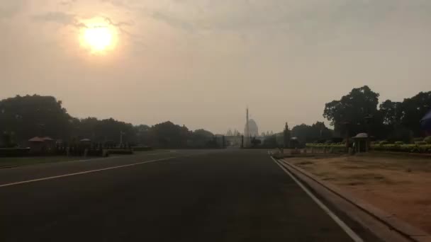 New Delhi, India, November 11, 2019, urban smog covers the sun over the city — Stock Video