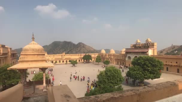 Jaipur, Indie, 5. listopadu 2019, Amer Fort, pohled shora z náměstí staré pevnosti část 2 — Stock video
