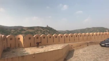 Jaipur, Hindistan, Kasım 05, 2019, Amer Kalesi, araba duvardan uzaklaşır.