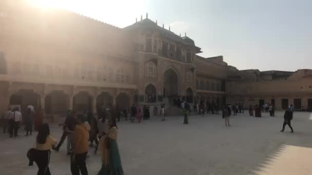 Jaipur, India, 05 de noviembre de 2019, Amer Fort turistas en la plaza de pie a la sombra del edificio — Vídeos de Stock