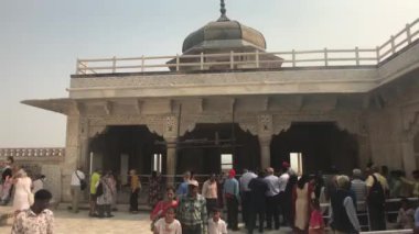Agra, Hindistan, 10 Kasım 2019, Agra Kalesi, turistler antik bölüm 2 'nin hikayesini dinliyor.