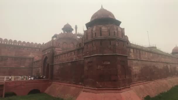 ニューデリー、インド、 2019年11月11日、赤い砦、塔と壁に沿った堀 — ストック動画