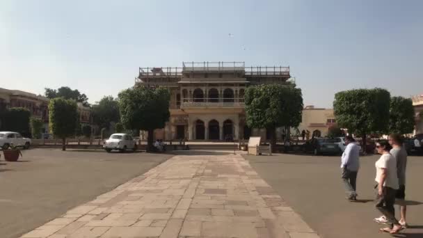 Джайпур, Индия - 04 ноября 2019 года: Городской дворец большие группы туристов перемещаются по площади часть 4 — стоковое видео