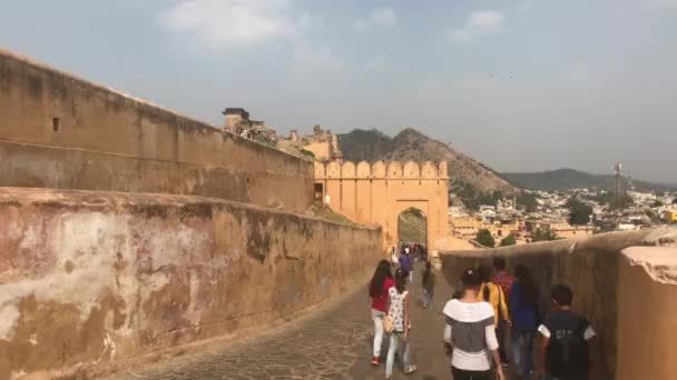 Джайпур, Индия, 5 ноября 2019 года, Форт Амер, группа туристов спускается после осмотра крепости — стоковое видео