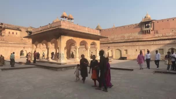 2019年11月5日，印度斋浦尔，阿米尔堡的游客在5号城堡的不同楼层行走 — 图库视频影像