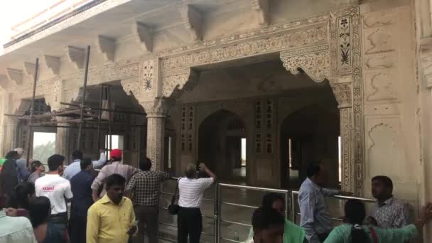 2019年11月10日，在印度阿格拉堡，游客们聆听古代的故事 — 图库视频影像