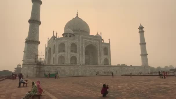 Agra, Indie, 10. listopadu 2019, Taj Mahal, turisté fotit památky — Stock video