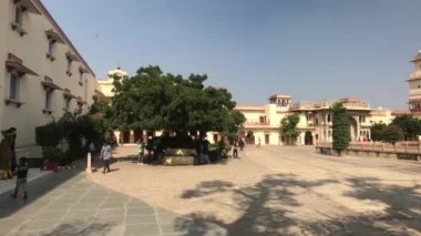 Jaipur, Hindistan - 4 Kasım 2019: Şehir Sarayı turistleri binanın gölgesinde saklanıyor