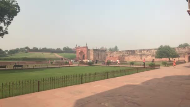 Agra, India, 10 novembre 2019, Agra Fort, i turisti camminano lungo sentieri di sabbia rossa — Video Stock