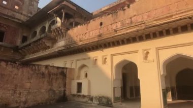 Jaipur, Hindistan, Kasım 05, 2019 Birçok kapı ve penceresi olan eski bir kalenin Amer Kalesi. Bölüm 2