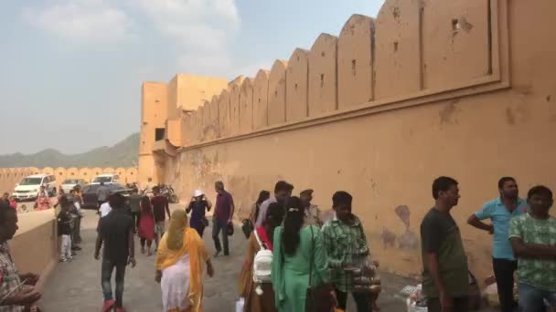 Jaipur, Indien, November 05, 2019, Amer Fort, turister inspektera de gamla byggnaderna runt dem del 5 — Stockvideo