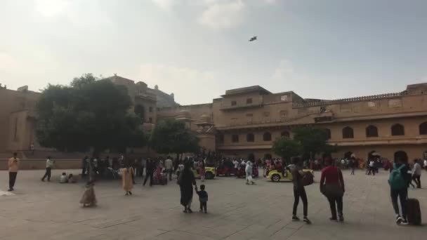 Jaipur, Índia, 05 de novembro de 2019, Amer Fort, turistas inspecionam os edifícios antigos ao seu redor — Vídeo de Stock