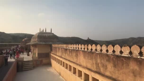 Jaipur, Indien, November 05, 2019, Amer Fort turister gå på väggarna i den gamla fästningen — Stockvideo