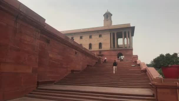 New Delhi, India, 11 november 2019, toeristen beklimmen de trap van de stad bereiken — Stockvideo