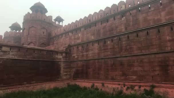 Нью-Дели, Индия, 11 ноября 2019 года, красный форт с высокими стенами — стоковое видео