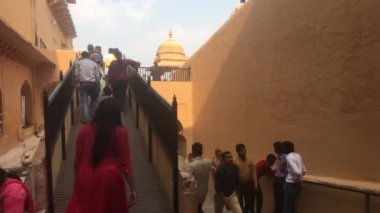 Jaipur, Hindistan, Kasım 05, 2019, Amer Kalesi, turistler eski binaları teftiş ediyor.