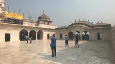 Agra, Hindistan, 10 Kasım 2019, Agra Kalesi, turistler 2. kalenin antik duvarlarını inceliyor.