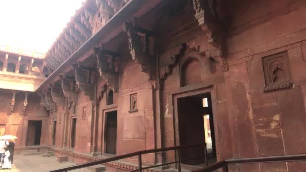 Agra, Inde, 10 novembre 2019, Agra Fort, les touristes marchent le long de la structure en brique rouge partie 6 — Video