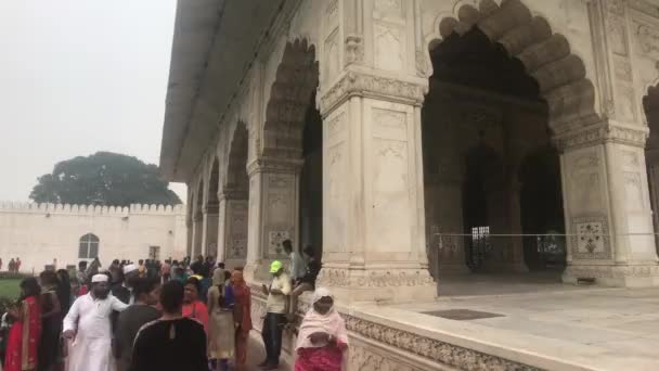 Nueva Delhi, India, 11 de noviembre de 2019, los turistas inspeccionan los lugares de interés en los terrenos de la residencia — Vídeos de Stock