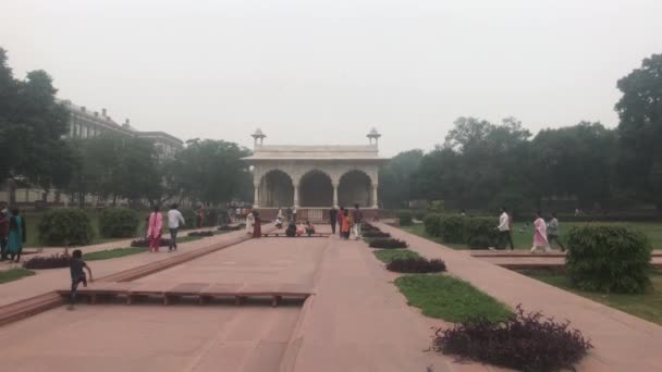 New Delhi, Indie, 11 listopada 2019, Czerwony Fort, turyści idą alejką — Wideo stockowe