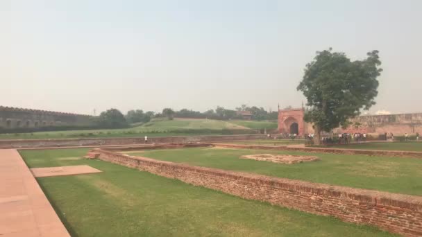2019年11月10日，印度阿格拉堡（Agra Fort），位于第一城墙一侧的一个长月台 — 图库视频影像