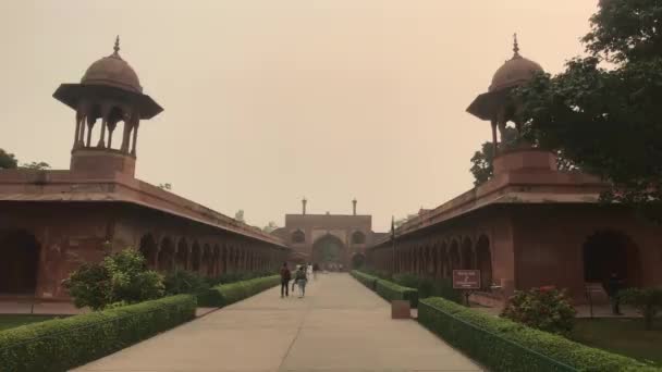 Agra, Indien, 10. November 2019, taj mahal, Touristen spazieren an den Wänden eines indischen Tempels entlang — Stockvideo