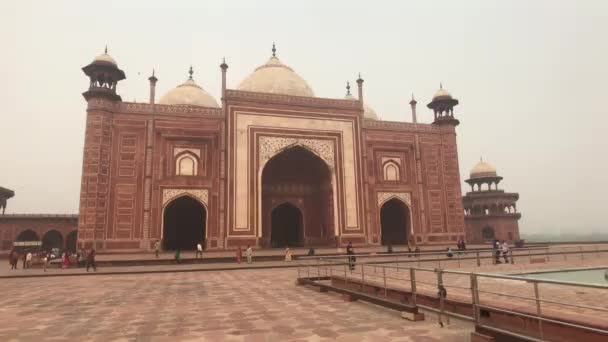 Agra, Indie, 10 listopada 2019, Taj Mahal, drugi meczet wykonany z czerwonego materiału — Wideo stockowe