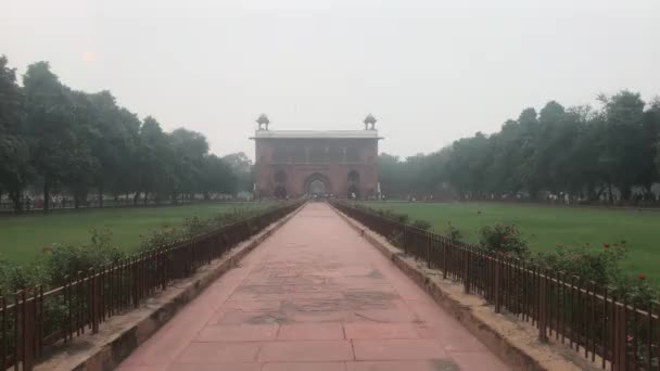 New Delhi, India, 11 novembre 2019, i turisti camminano attraverso il parco sul terreno del forte — Video Stock