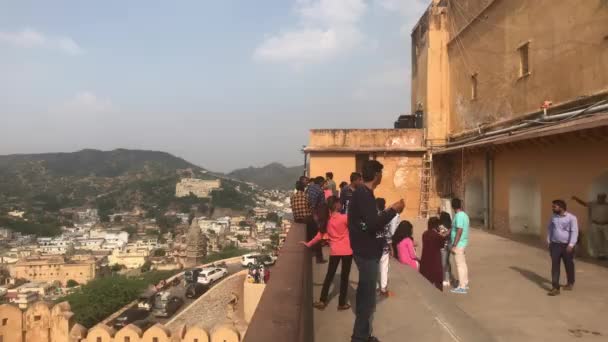 Jaipur, Indien, November 05, 2019, Amer Fort, turister inspektera de gamla byggnaderna runt dem del 7 — Stockvideo