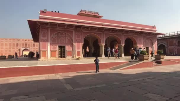 Jaipur, Indie - listopad 04, 2019: Městský palác, skupina turistů fotí stěny budovy část 2 — Stock video