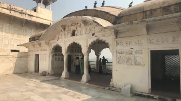 Agra, Indien, November 10, 2019, Agra Fort, turister talar stående på en balkong med panoramautsikt — Stockvideo