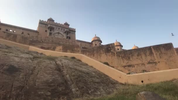 Jaipur, Indien, 05 november 2019, Amer Fort, vy underifrån av den vackra fornstrukturen — Stockvideo