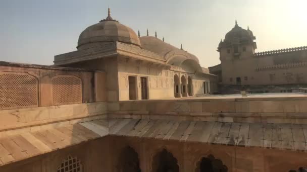 Jaipur, Indie, 05. listopadu 2019 Amer Fort zdi staré pevnosti s mnoha dveřmi a okny část 4 — Stock video