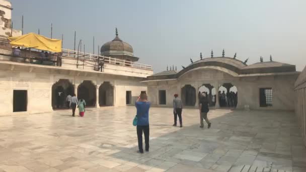 Agra, Índia, 10 de novembro de 2019, Forte de Agra, turistas inspecionam as antigas muralhas do forte parte 2 — Vídeo de Stock