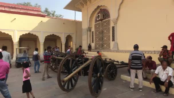 Jaipur, India - 04 november 2019: City Palace toeristen bekijken een oud pistool — Stockvideo