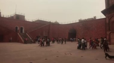 Yeni Delhi, Hindistan, 11 Kasım 2019, turistler kırmızı kalede yürüyor.