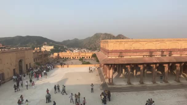 Jaipur, India, 05 november 2019, Amer Fort toeristen wandelen door het pand van de oude vesting deel 2 — Stockvideo