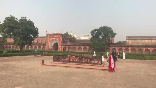 Agra, India, 10 november 2019, Agra Fort, toeristen bekijken het monument — Stockvideo