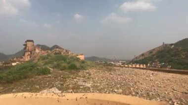 Jaipur, Hindistan, Kasım 05, 2019, Amer Kalesi, ufukta kölelerin kalıntıları.