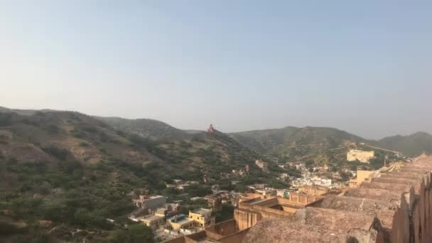 Jaipur, Índia, 05 de novembro de 2019, Vista de Amer Fort da fortaleza à montanha e aldeia — Vídeo de Stock