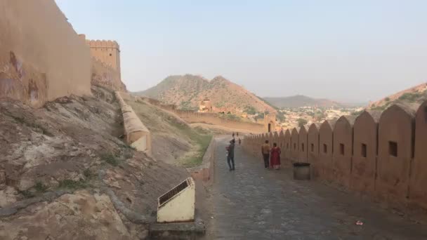 Jaipur, Indie, 5. listopadu 2019, Amer Fort turisté sestupují po starých ulicích pevnosti část 3 — Stock video