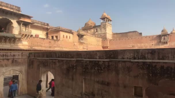 Jaipur, Índia, 05 de novembro de 2019, Amer Fort turistas caminham em diferentes níveis da fortaleza — Vídeo de Stock